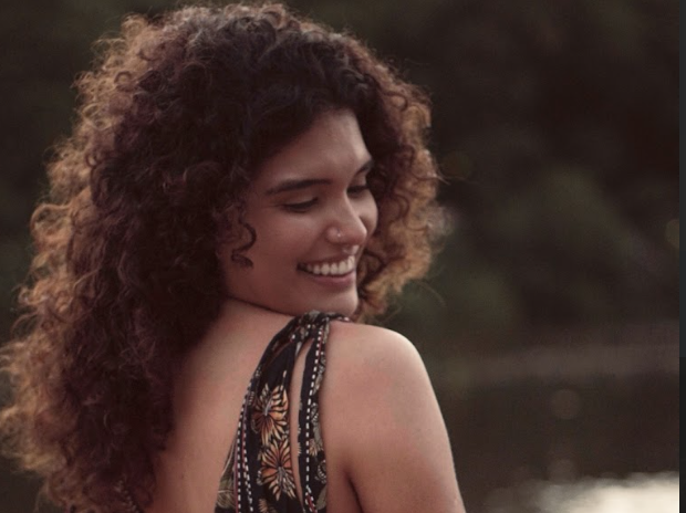 Tássya Brielly: a voz indígena que leva Mirandiba ao país e mantém o Nordeste inteiro dentro de cada palavra